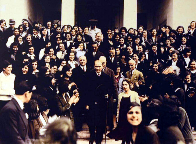 Atatürk w czasie wizyty na Uniwersytecie Stambulskim, 1933 r.
