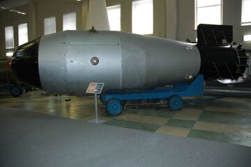Obudowa typu car-bomba na&nbsp;wystawie w&nbsp;muzeum bomb atomowych w&nbsp;Sarowie