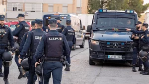 Miniatura: W Hiszpanii policja wyrzuciła setki...