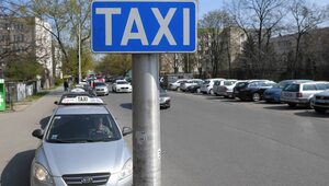 Miniatura: O taksówkach we Wrocławiu, w Atenach i Rzymie