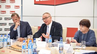 Na zdjęciu od&nbsp;lewej: p. Grzegorz Prądzyński Prezes zarządu Polska Izba Ubezpieczeń; p. Adam Abramowicz Poseł Prawo i&nbsp;Sprawiedliwość; p. Zdzisława Cwalińska-Weychert Wiceprezes Zarządu Ubezpieczeniowy Fundusz Gwarancyjny