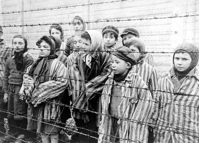 Dzieci w Auschwitz - kadr z sowieckiego filmu na temat wyzwolenia obozu