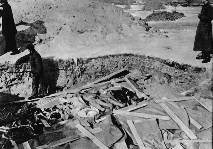 Otwarty masowy grób w obozie zagłady w Treblince. Niemiecka fotografia z 1943