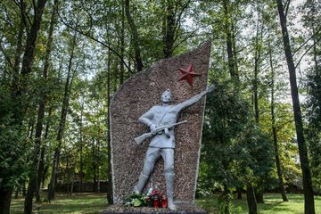 Pomnik Wdzięczności Armii Czerwonej w&nbsp;Dubiczach Cerkiewnych postawiony w&nbsp;1985 roku