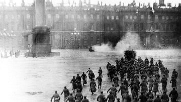 Szturm na&nbsp;Pałac Zimowy. Kadr z&nbsp;filmu  "Październik" (1927)