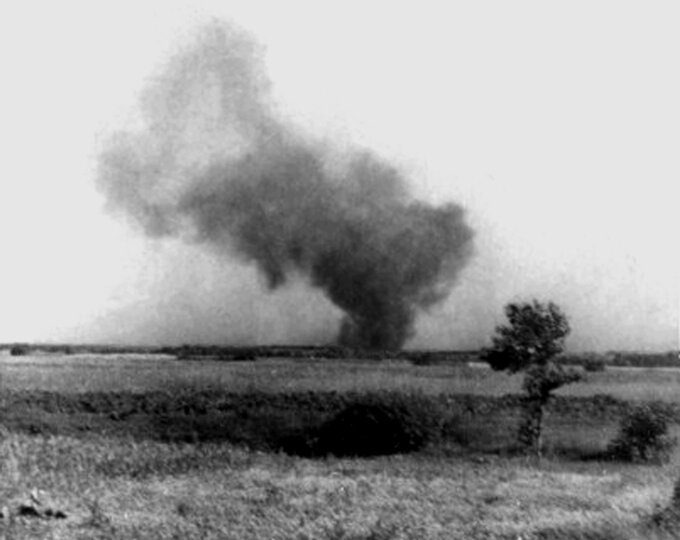 Potajemnie wykonana fotografia palącego się obozu Treblinka II zrobione przez Franciszka Ząbeckiego