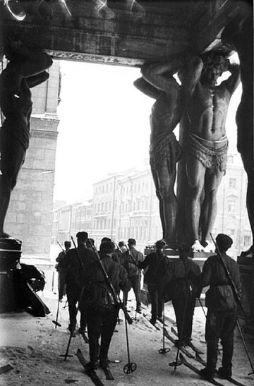 Sowieccy żołnierze na&nbsp;nartach przy Ermitażu. Leningrad, 1941