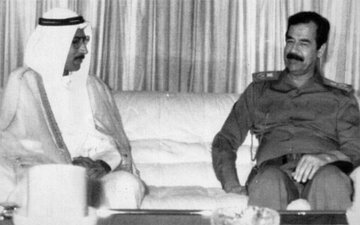 Saddam Husajn z&nbsp;premierem marionetkowej Republiki Kuwejtu, Alą Husajnem Alim