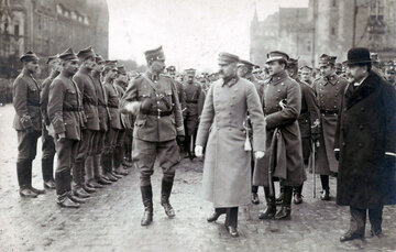 J&oacute;zef Piłsudski podczas wizyty w&nbsp;Poznaniu 27.X.1919. Z&nbsp;lewej: gen. J&oacute;zef Dowbor-Muśnicki, z&nbsp;prawej mjr Bolesław Wieniawa-Długoszowski, Władysław Seyda (w ubraniu cywilnym)