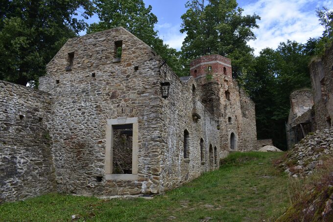 Zamek Miecz - dziedziniec z odbudowaną basztą nad kaplicą