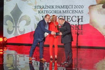 Prezes PGE Wojciech Dąbrowski odbiera nagrodę "Strażnik Pamięci" 