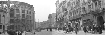 Miejsce akcji pod Arsenałem ok. 1940 &ndash; ulica Długa, widok w kierunku wschodnim. Po lewej stronie Arsenał i wypalony gmach Pasażu Simonsa (w marcu 1943 już częściowo rozebrany)
