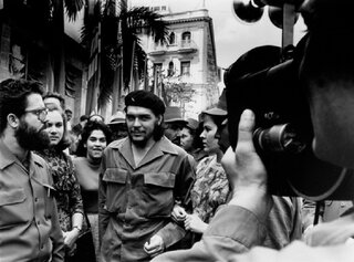 Che Guevara wśród zwolenników w Hawanie (trzyma się z), 1960 r