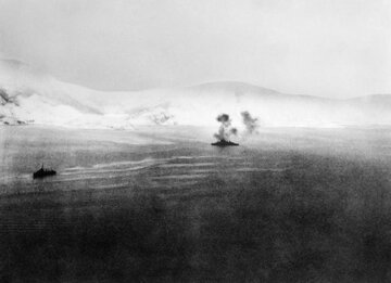 Walka morska w&nbsp;czasie bitwy o&nbsp;Narwik. HMS Warspite atakuje niemiecki okręt.