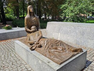 Wrocławski pomnik Ofiar Zbrodni Katyńskiej. Autor rzeźby: Tadeusz Tch&oacute;rzewski