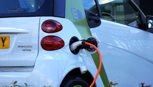 Miniatura: Europejczycy nie chcą elektryków. W Polsce...