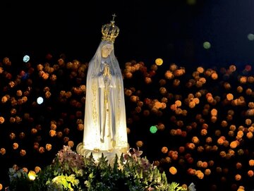 Objawienia Matki Bożej trojgu pastuszk&oacute;w są zaskakująco wsp&oacute;łczesne i&nbsp;otwarte na&nbsp;nowe interpretacje.