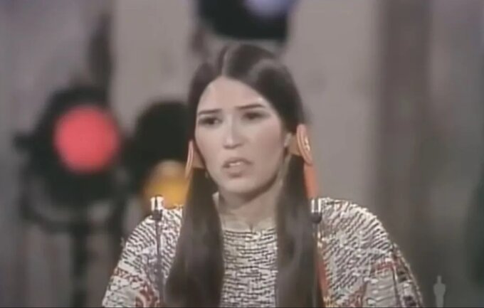 Sacheen Littlefeather -&nbsp;Indianka, kt&oacute;ra wystąpiła na&nbsp;gali Oscar&oacute;w w&nbsp;imieniu Marlona Brando, kt&oacute;ry odm&oacute;wił przyjęcia Oscara