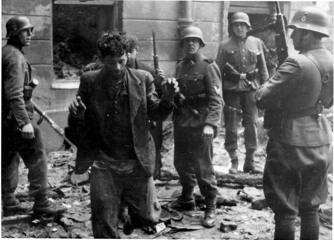 SS-mani ze schwytanymi Żydami, w czasie powstania w warszawskim getcie