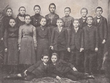Uczestnicy strajku dzieci wrzesińskich, u&nbsp;g&oacute;ry pośrodku Bronisława Śmidowicz.
