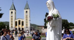 Miniatura: Sześciu członków watykańskiego gremium...