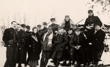 Mjr Henryk Dobrzański "Hubal" (w środku, w&nbsp;szaliku) z&nbsp; żołnierzami  Oddziału Wydzielonego Wojska Polskiego, luty 1940&nbsp;r.