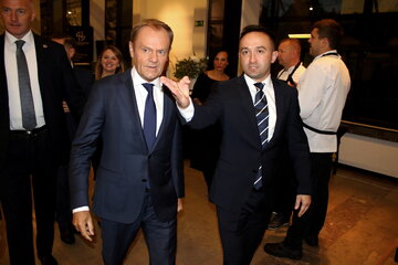 Donald Tusk (2L) w drodze na przyjęcie urodzinowe Lecha Wałęsy 
