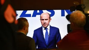 Miniatura: Partia Hołowni zwiększa przewagę nad...