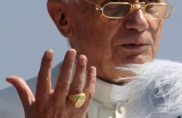 Papież Benedykt XVI. Na&nbsp;jego ręku widać Pierścień Rybaka