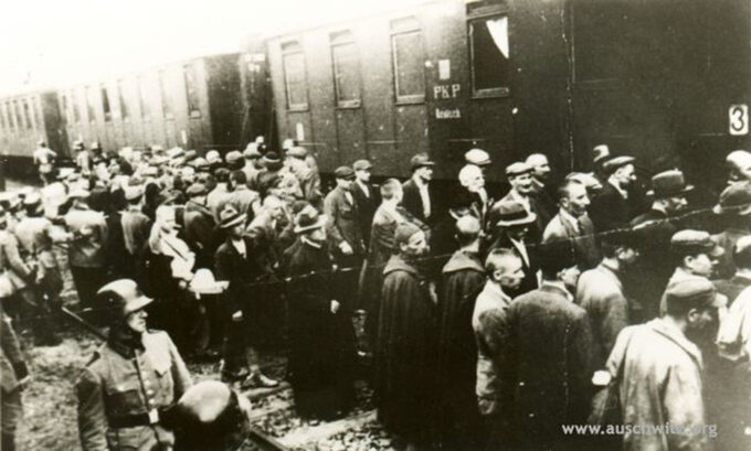 Więźniowie z pierwszego transportu Polaków do KL Auschwitz na dworcu kolejowym w Tarnowie