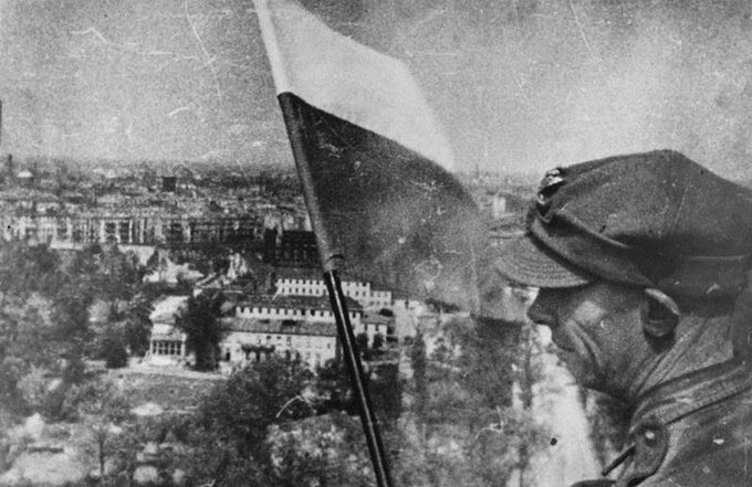 Polska flaga w Berlinie 2 maja 1945 roku na Kolumnie Zwycięstwa