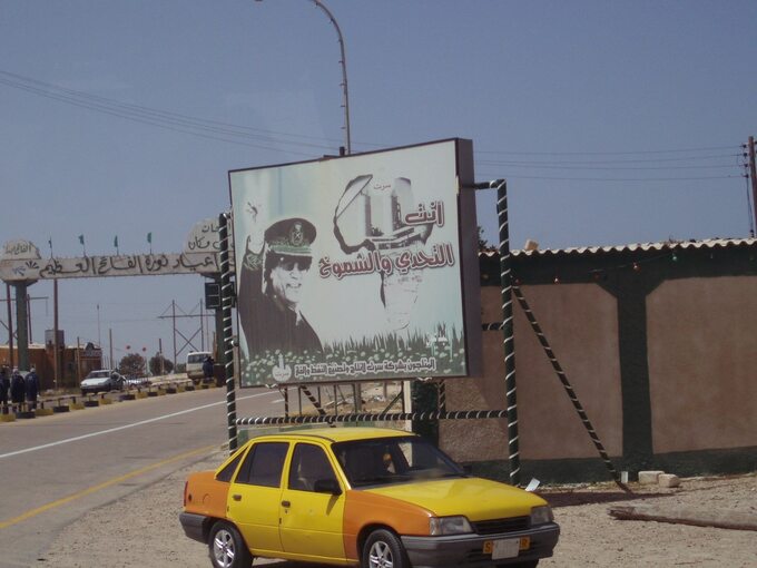 Muammar Kaddafi na plakacie