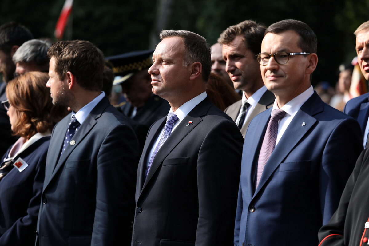 Prezydent Andrzej Duda i premier Mateusz Morawiecki pod pomnikiem Gloria Victis 