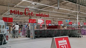 Miniatura: Węgrzy przejmują osiem centrów handlowych...