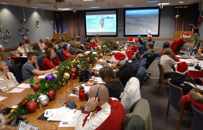 24 grudnia wojskowi oraz inni ochotnicy odbierają telefony od dzieci w siedzibie NORAD