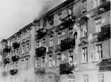 Mężczyzna skacze z&nbsp;płonącej kamienicy. W&nbsp;raporcie gen. J&uuml;rgena Stroopa zdjęcie podpisane zostało jako &bdquo;Bandyci wyskakują, by&nbsp;uniknąć pojmania.&rdquo; Zdjęcie zrobione zostało 22 kwietnia 1943 roku na&nbsp;ul. Niskiej.