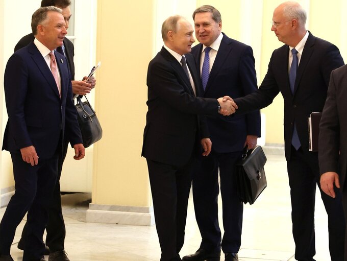 Od lewej: specjalny wysłannik USA Steve Witkoff, prezydent Rosji Władimir Putin, doradca Kremla Jurij Uszakow i&nbsp;szef rosyjskiego funduszu majątkowego Kiriłł Dmitrijew