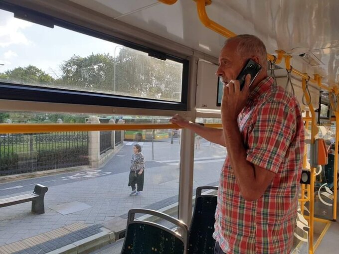 Grupiński pozuje w&nbsp;tramwaju. Internauci żartują