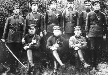 Ekipa egzekutor&oacute;w NKWD w&nbsp;Dowbyszu. Noszone przez nich zegarki są nagrodą za&nbsp;gorliwe spełnianieroli kat&oacute;w
