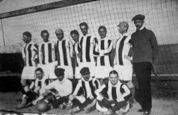 Drużyna Pogoni Lw&oacute;w przed meczem z&nbsp;Lechią Lw&oacute;w (1:0) w&nbsp;1910&nbsp;r.