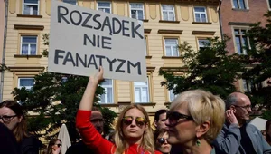 Miniatura: "Czarny protest" i odpowiedź abp Hosera