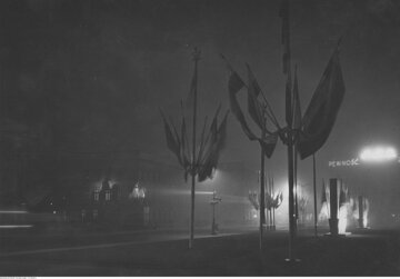 Warszawa. Plac Piłsudskiego udekorowany w&nbsp;rocznicę odzyskania niepodległości. Widoczny po&nbsp;lewo Pałac Saski i&nbsp;oświetlony pomnik ks. J&oacute;zefa Poniatowskiego, 1938