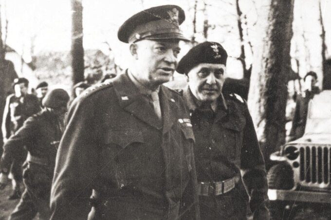Gen. Dwight Eisenhower podczas wizytacji 1. Dywizji Pancernej. Gen. Stanisław Maczek po prawej.