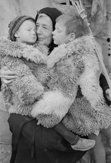 Polska kobieta i&nbsp;jej wnuki w&nbsp;obozie ewakuacyjnym Amerykańskiego Czerwonego Krzyża w&nbsp;Teheranie, 1943