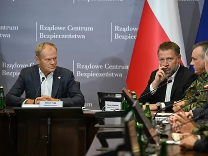 Miniatura: Tusk prostuje doniesienia po nocnych...
