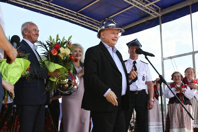 Jarosław Kaczyński otrzymał od strażaków hełm