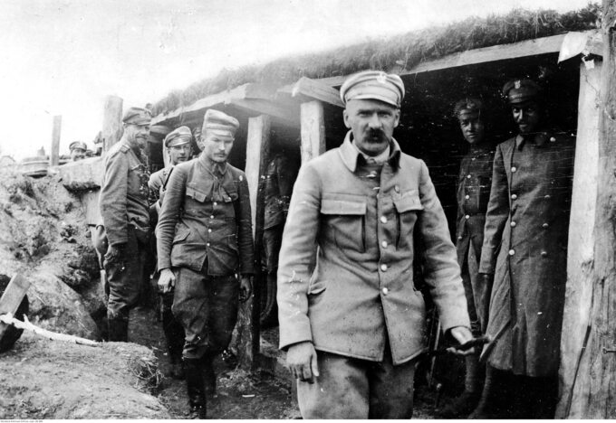 Józef Piłsudski w okopach 1 pułku piechoty Legionów Polskich. Widoczni także: major Albin Fleszar (4. z prawej) i porucznik Bolesław Długoszowski-Wieniawa (3 z lewej), sierpień 1916 r.
