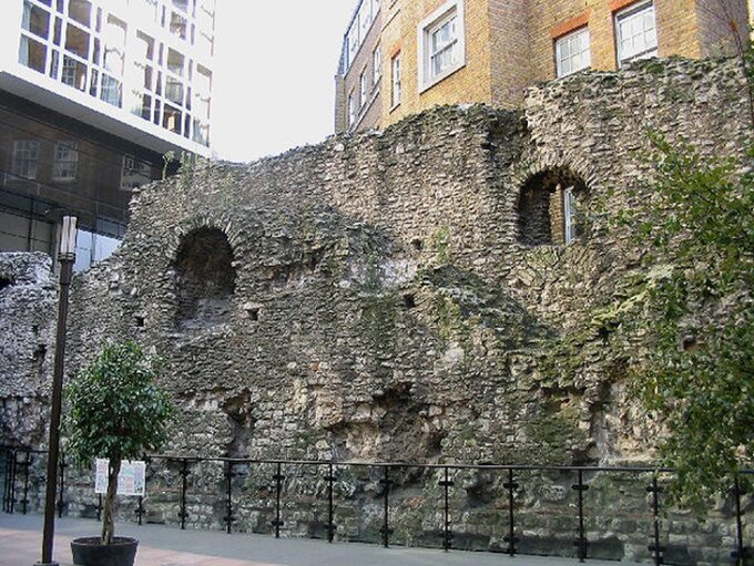 Zachowana część muru londyńskiego za stacją metra Tower Hill