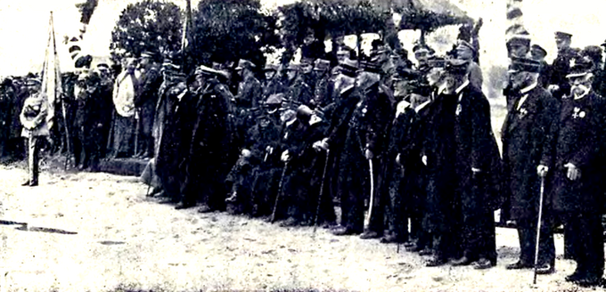 Nadanie Orderów Virtuti Militari żyjącym weteranom powstania styczniowego przez Naczelnika Państwa Józefa Piłsudskiego na stokach Cytadeli Warszawskiej, 5 sierpnia 192