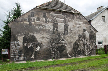 Mural w&nbsp;Wiźnie przedstawiający żołnierzy kpt. Raginisa. Fot: Arkadiusz Zarzecki